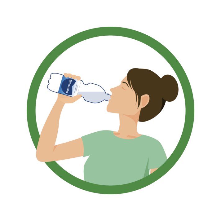 Frau trinkt aus PET-Flasche