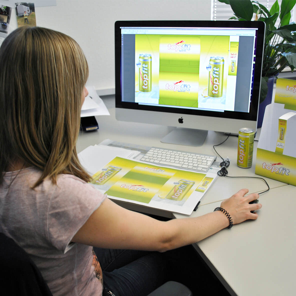 Caroline Nadler bei der Arbeit am Computer