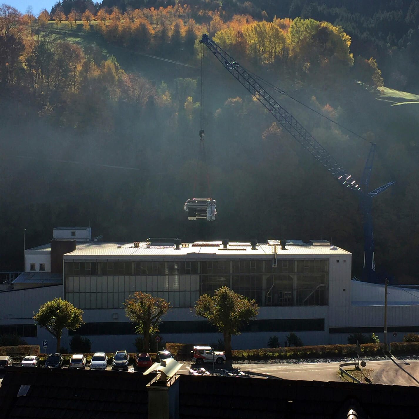 Einbringen der Maschinenteile über das Dach