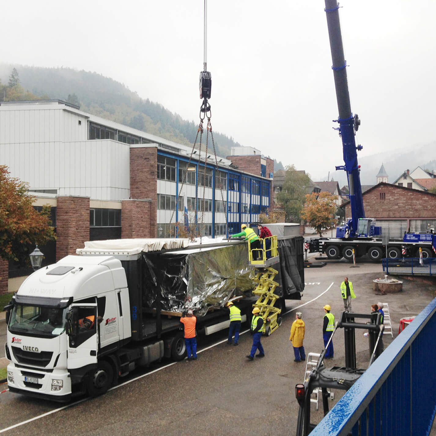 Anlieferung der neuen Glasabfüllanlage