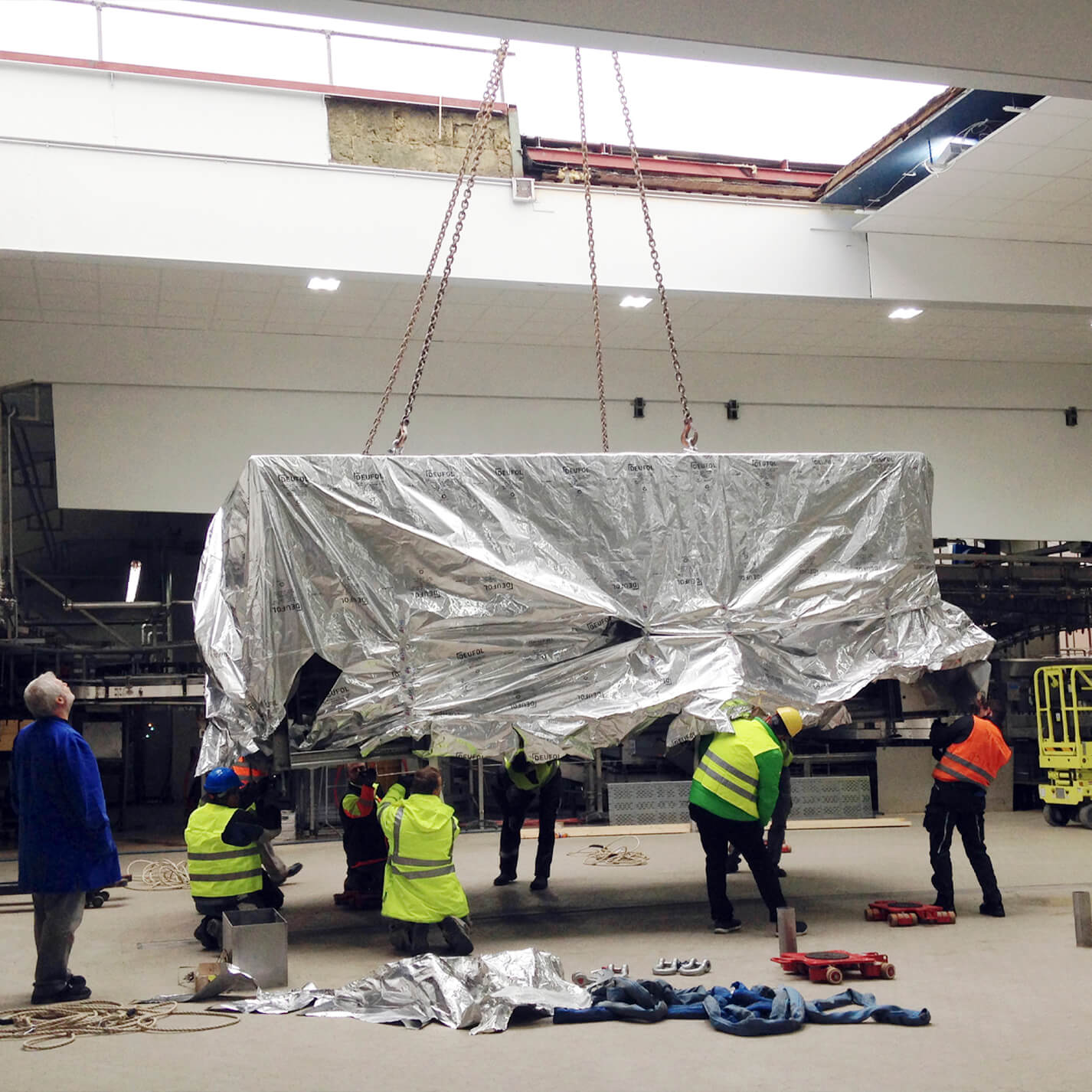 Anlieferung der neuen Peterstaler Glasabfüllmaschine