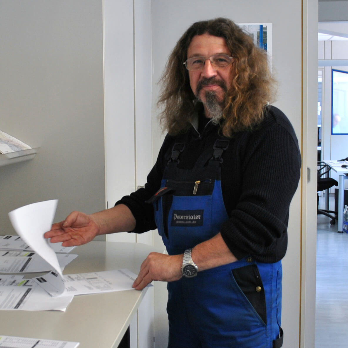 Peterstaler LKW-Fahrer im Logistikbüro