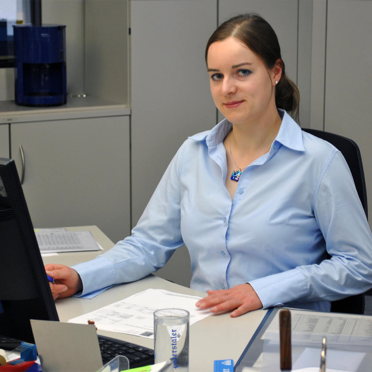 Tanja Huber bei der Arbeit in der Buchhaltung